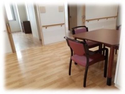 明るい廊下と家具の部屋