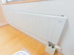 温水暖房機と床のある部屋