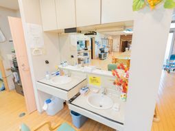 清潔な洗面台のある部屋