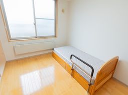 ベッドが置かれた居室