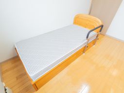 木製ベッドの居室