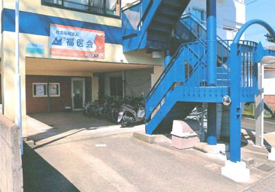 青い階段の建物外観