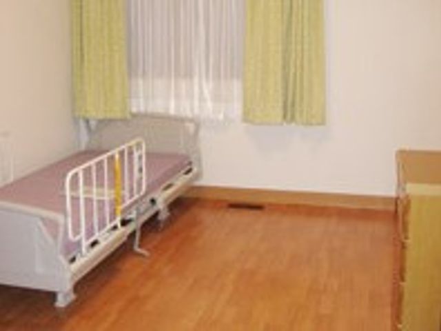 ベッドのある居室 居室 落ち着いた雰囲気の居室には、清潔感のあるベッドと収納が配置されています。