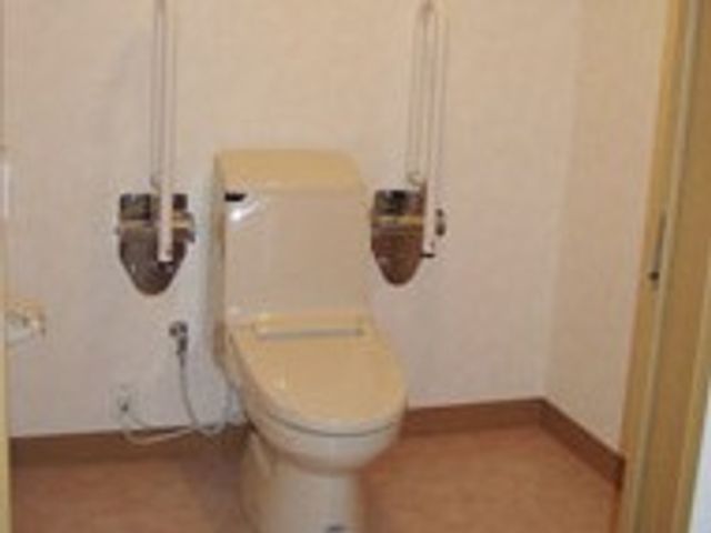 使いやすいトイレ トイレ 手すりが設置されたトイレでは、安心して利用できる環境が整えられています。