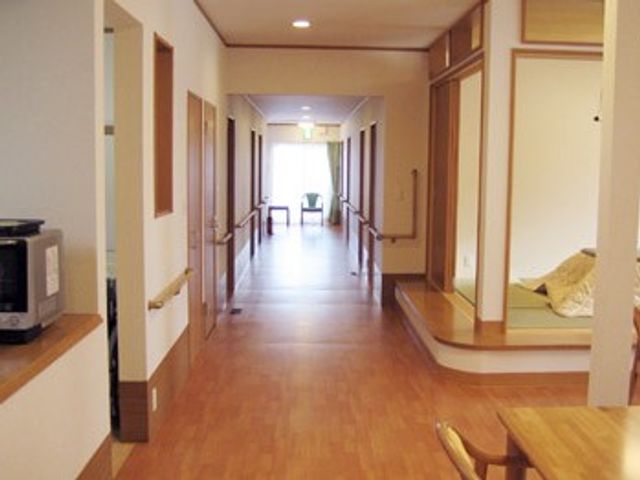 明るい廊下 廊下 自然光が差し込む明るい廊下です。広々としており、移動がスムーズに行いやすい環境です。