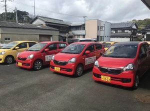 送迎車が並ぶ外観  