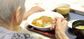 温かい食事を楽しむ居室