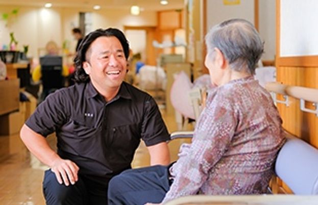 笑顔で話す二人の廊下