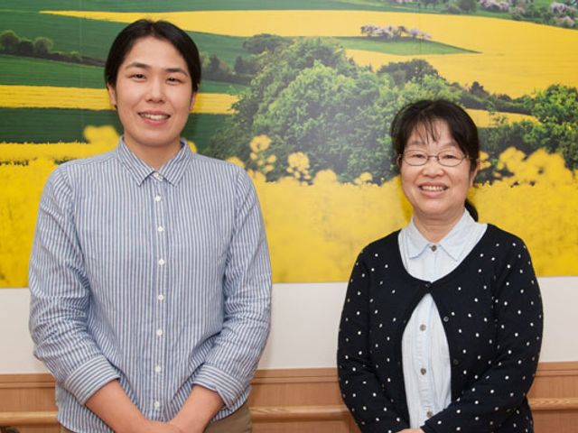 スタッフイメージ スタッフイメージ 穏やかな笑顔のスタッフが対応します。和やかな雰囲気が魅力の職場です。