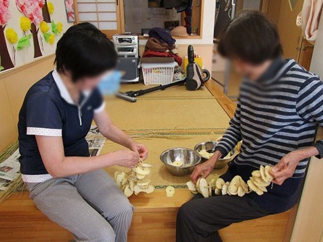 手作り体験の様子 多目的室 明るい多目的スペースでは、入居者が手作り作業を楽しんでいます。リラックスした雰囲気が伝わります。