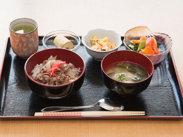 季節を感じる料理の御膳 料理   彩り豊かな料理が並ぶ御膳です。手作りのおかずを楽しみながら、食事の時間を過ごせます。