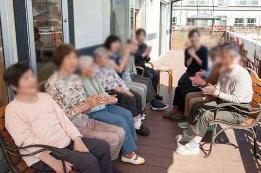 開放的なテラスでの交流