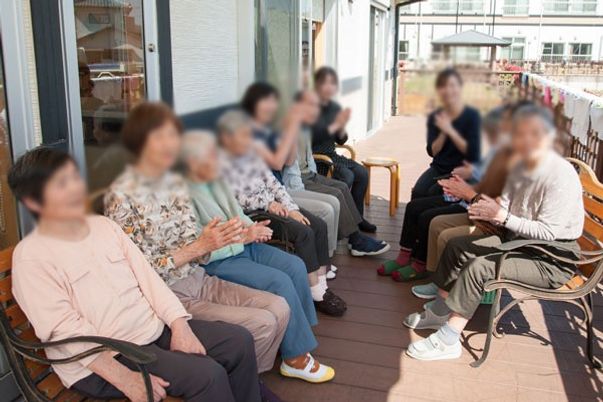 開放的なテラスでの交流
