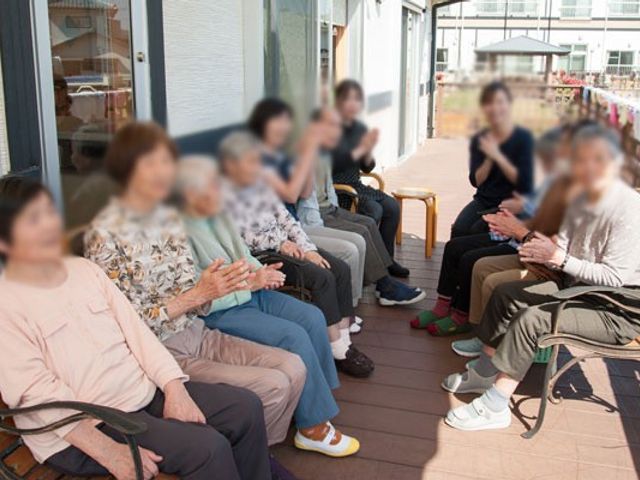 開放的なテラスでの交流 テラス 明るい空間のテラスでは、利用者同士で楽しく会話ができます。自然光が心地よいです。