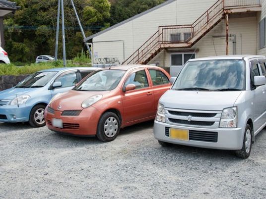 建物前の駐車場  
