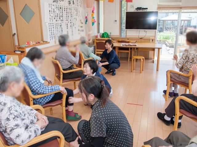 活動中のラウンジ ラウンジ 自然光がたっぷり入るラウンジで、参加者が活動を楽しんでいます。明るく開放的な空間です。