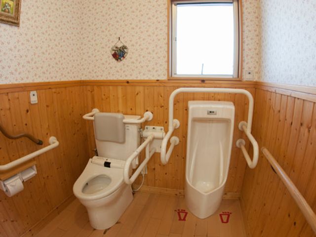 手すり付きトイレ トイレ 安全に配慮された手すり付きのトイレです。快適な使用が可能です。