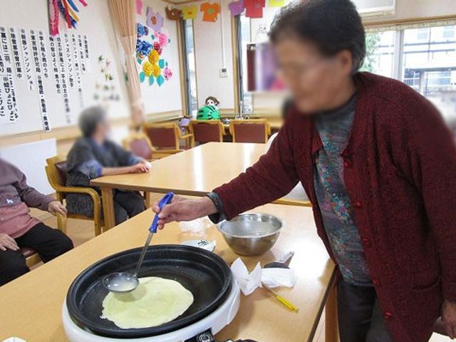 料理を楽しむ食堂 食堂 明るい空間で食事を楽しむ場です。料理ができる様子を見学でき、リラックスして過ごせます。