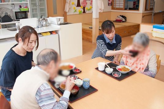 スタッフと入居者の食事風景