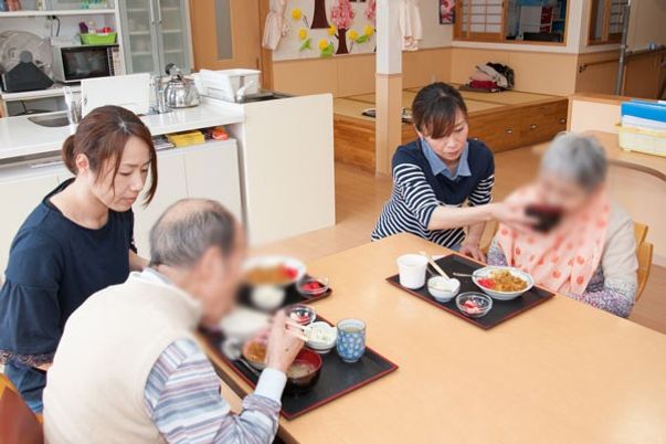 スタッフと入居者の食事風景