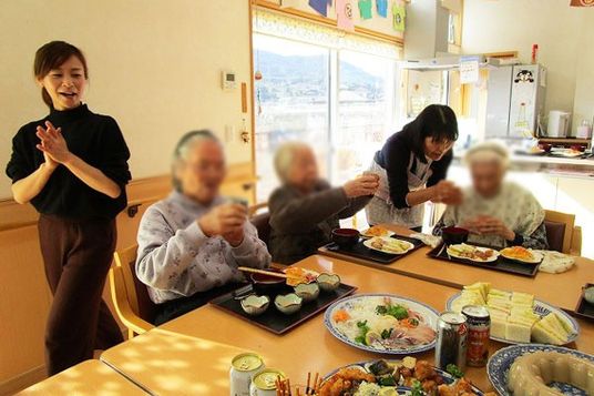 明るい食堂の様子