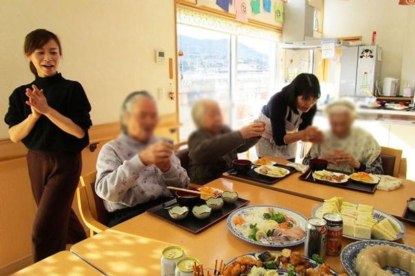 明るい食堂の様子