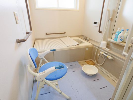 バリアフリー設計の浴室