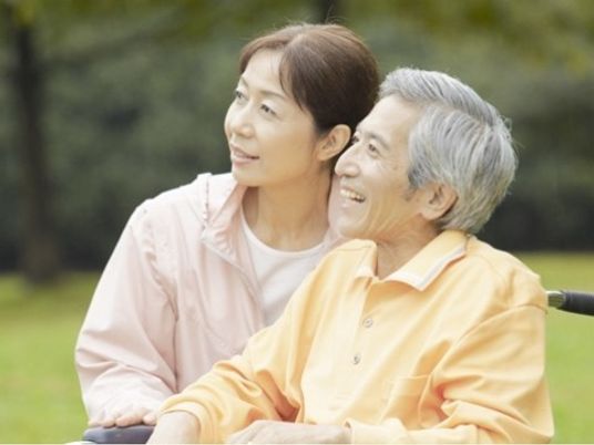 笑顔の高齢者と介助者
