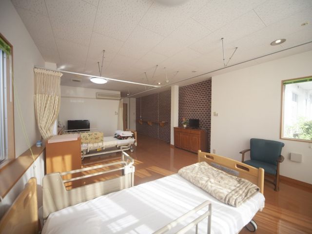 明るい居室 居室   日差しが差し込む広めの居室です。ベッドやテレビがあり、落ち着いて過ごしやすそうです。