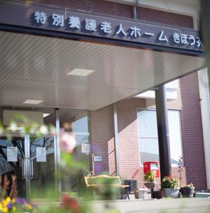 美しい花が咲く入口