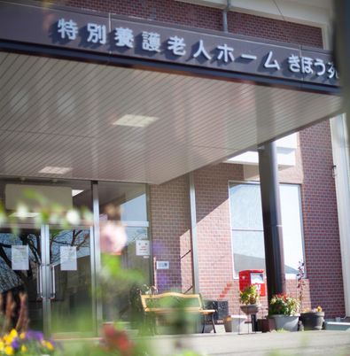 美しい花が咲く入口