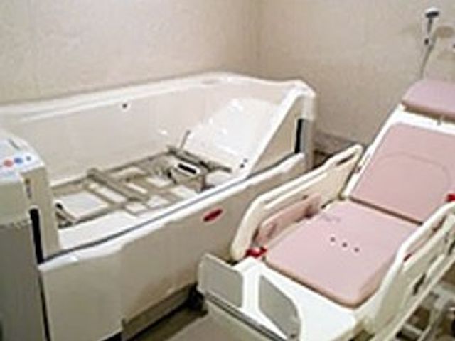 浴槽と介護用椅子のある浴室 浴室 専用の椅子で安心して快適にご入浴いただける設備です。移乗がスムーズな設計です。