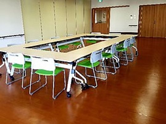 木製の床の会議室
