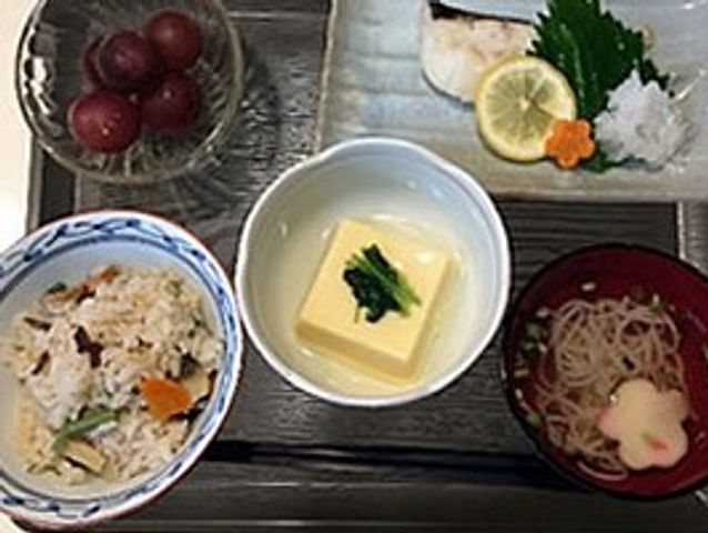 食事の例 ダイニングルーム 多彩で栄養バランスの取れた食事は、日々の活力を支えます。仕事のモチベーションにもつながります。