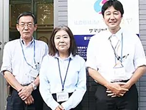 スタッフ3人の外観前  