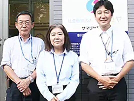 スタッフ3人の外観前  