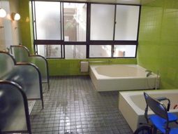 緑色タイルの浴室空間