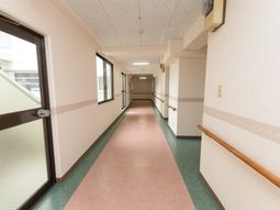 手すり付きの明るい廊下