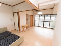明るく広い居室です