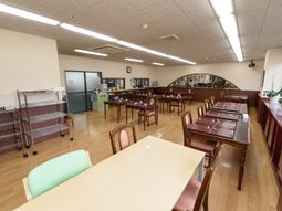 広々した食堂の空間