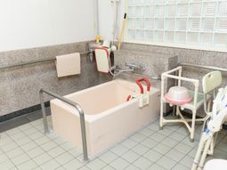 バリアフリーの浴室設備