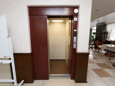 開いたエレベーターの扉