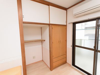 居室のクローゼットと窓