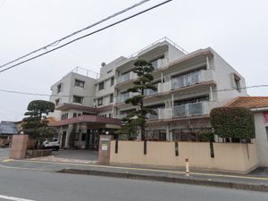 白い外壁の建物正面