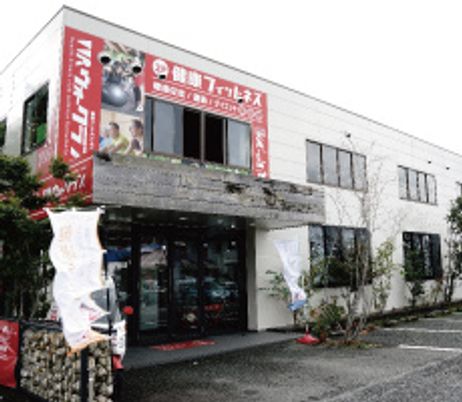 白い建物の外観