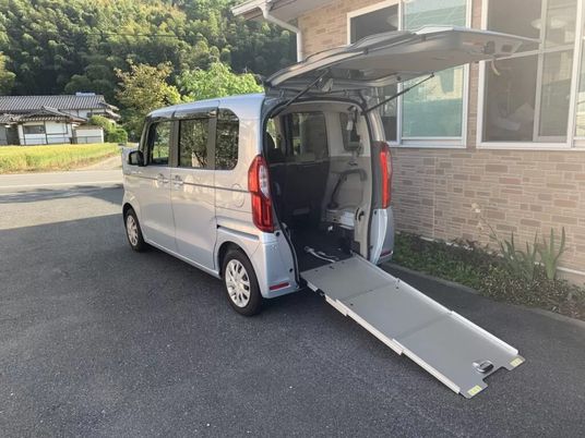 車いす用スロープ付き送迎車  
