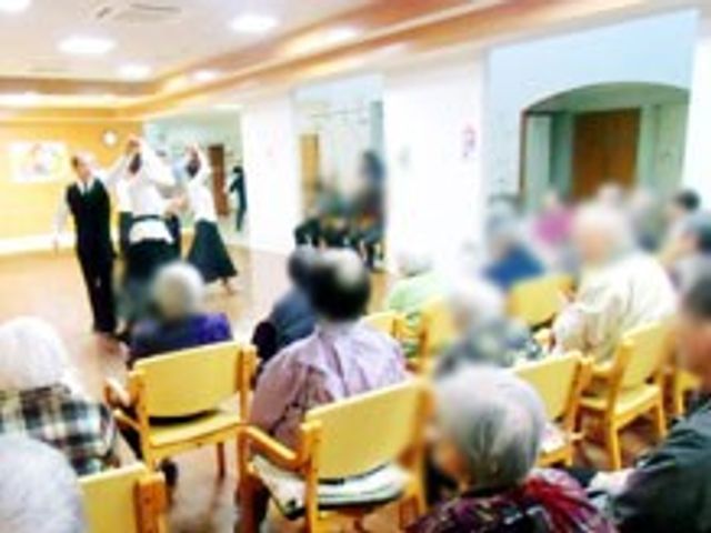 多目的室での様子 多目的室 広々とした多目的室では、レクリエーションを通じて入居者同士の交流が楽しまれています。