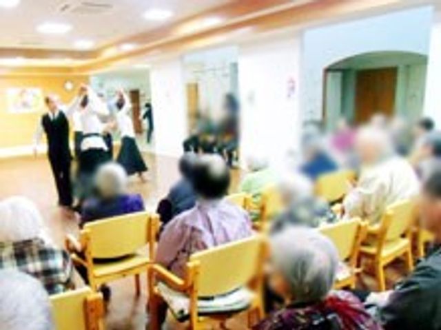 多目的室での様子 多目的室 広々とした多目的室では、レクリエーションを通じて入居者同士の交流が楽しまれています。