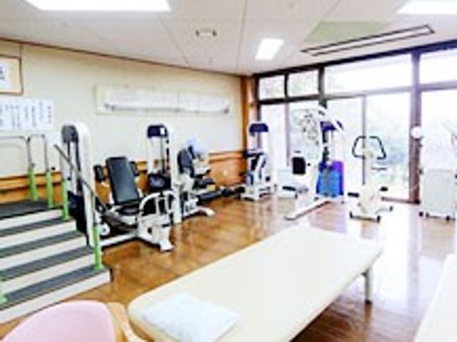 器具が整った機能訓練室 機能訓練室 明るい自然光が差し込む空間で、様々なリハビリ器具を活用しながら充実した訓練が可能です。