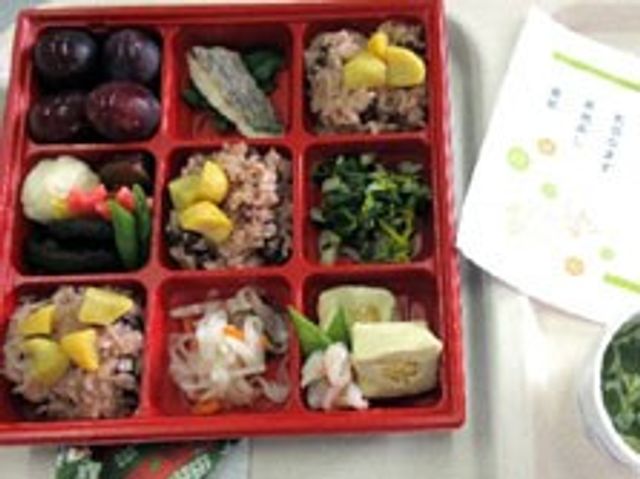 色鮮やかな食事内容 料理 栄養バランスの取れた料理が提供されております。色とりどりの食材が食欲をそそります。